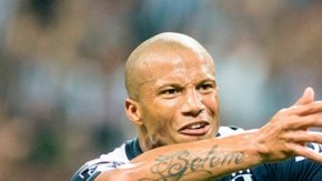 Carlos Sánchez: entre la espada y la pared.