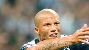 Carlos Sánchez: entre la espada y la pared.