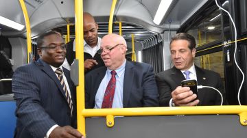 El Gobernador Andrew M. Cuomo junto a Tom Pendergast, presidente del departamento de transporte, probando los nuevos autobuses que ofrecerán servicio de WiFi y puntos de carga con USB.