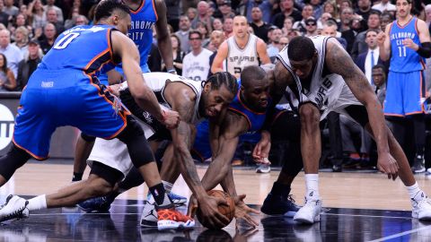 Con la playera de LaMarcus Aldridge en su mano, Serge Ibaka evita en los instantes finales que los Spurs anoten la canasta de la voltereta, para que Oklahoma City sobreviviera en el juego 2 de la serie de playoffs.