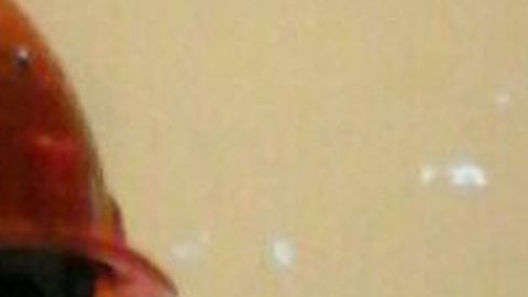 (KENIA) 03/05/2016.- Fotografía facilitada por la Cruz Roja de Kenia que muestra a una niña que es atendida tras haber sido rescatada de los escombros de un edificio derrumbado el pasado viernes en el Kenyatta Hospital en Nairobi (Kenia)