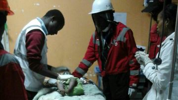 (KENIA) 03/05/2016.- Fotografía facilitada por la Cruz Roja de Kenia que muestra a una niña que es atendida tras haber sido rescatada de los escombros de un edificio derrumbado el pasado viernes en el Kenyatta Hospital en Nairobi (Kenia)
