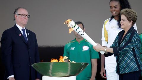 La presidente Dilma Rousseff,  la jugadora de voleibol Fabiana Claudino y el jefe del comité organizador de Río 2016 Carlos Nuzman durante la ceremonia por la llegada de la llama olímpica a Brasilia.