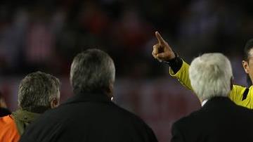 Jugadores River Plate reclaman al arbitro