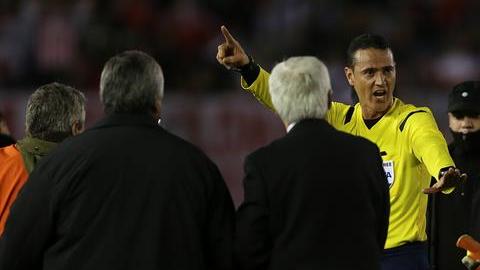 Jugadores River Plate reclaman al arbitro