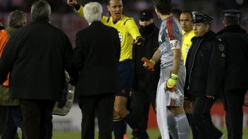 Jugadores River Plate reclaman al arbitro