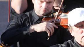 El chelista ruso Sergei Roldugin (i) participa en un concierto de la Orquesta del Teatro Mariinsky de Rusia dirigida por Valery Gergiev hoy, jueves 5 de mayo de 2016, en el anfiteatro de Palmira (Siria). La antigua ciudad siria de Palmira fue recientemente recuperada por las fuerzas del gobierno sirio de militantes ISIS.