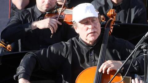 El chelista ruso Sergei Roldugin (i) participa en un concierto de la Orquesta del Teatro Mariinsky de Rusia dirigida por Valery Gergiev hoy, jueves 5 de mayo de 2016, en el anfiteatro de Palmira (Siria). La antigua ciudad siria de Palmira fue recientemente recuperada por las fuerzas del gobierno sirio de militantes ISIS.