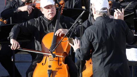 El chelista ruso Sergei Roldugin (i) participa en un concierto de la Orquesta del Teatro Mariinsky de Rusia dirigida por Valery Gergiev hoy, jueves 5 de mayo de 2016, en el anfiteatro de Palmira (Siria). La antigua ciudad siria de Palmira fue recientemente recuperada por las fuerzas del gobierno sirio de militantes ISIS.