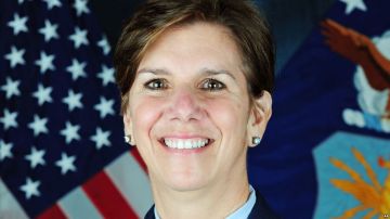 La general Lori Robinson se convirtió hoy en la primera mujer que lidera un mando de combate en Estados Unidos al asumir el Mando Norte y del NORAD.