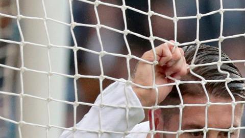 Real Madrid hizo lo suyo y derrotó 2-0 a Deportivo La Coruña, pero se quedó a un punto del título en España.