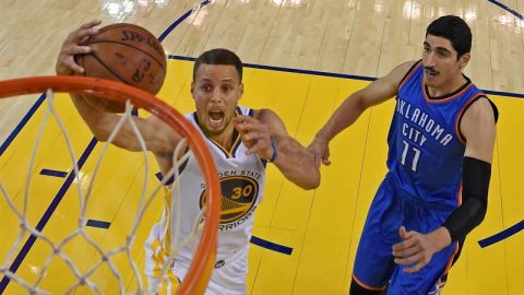 Curry jugó un partidazo en Oklahoma y le dio el empate a los Warriors en la serie.