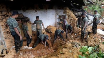 Miembros de las Fuerzas Armadas de Sri Lanka participan en las labores de rescate tras los deslizamientos de tierra tras las fuertes lluvias en Bulathkohupitiya, Sri Lanka. EFE/M.A. PUSHPA KUMARA