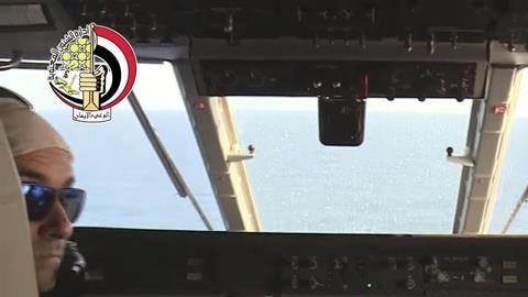 Pilotos de un avión de las Fuerzas Armadas de Egipto durante las operaciones de búsqueda del restos del avión de Egyptair.
