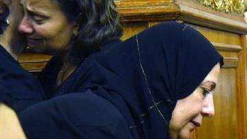 Familiares de víctimas lloran por la tragedia.