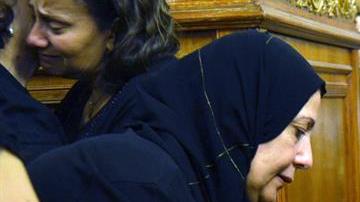 Familiares de víctimas lloran por la tragedia.