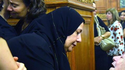 Familiares de víctimas lloran por la tragedia.