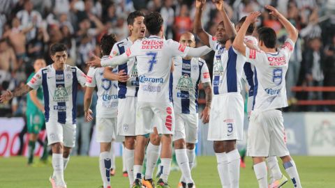 Jugadores y aficionados de los Tuzos del Pachuca festejan tras doblegar al León el domingo. Fueron 180 minutos de emociones y gran futbol.