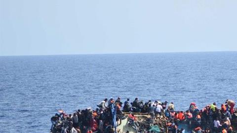 Embarcación se voltea con cientos de migrantes en el Mediterráneo.