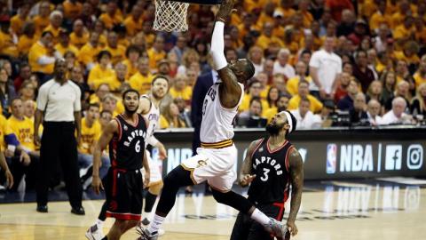LeBron James aportó 23 puntos en el triunfo de los Cavs en el quinto juego de la serie.