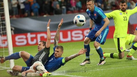 Un diluvio en Augsburgo para la selección alemana, de lluvia y de goles.