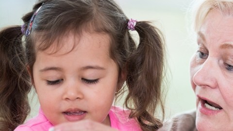 Cerca de 2.7 millones de abuelos estadounidenses están a cargo de la crianza de sus nietos.