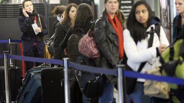La TSA reconoció que los tiempos de espera en los puestos de control de seguridad en los aeropuertos de Newark, JFK y LaGuardia han aumentado.