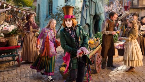 Johnny Depp (centro) en una escena de ‘Alice Through the Looking Glass’, que ha fracasado estrepitosamente en taquilla.