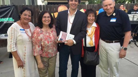 El precandidato al senado federal Tom Del Beccaro, con algunos partidarios en celebraciones del Cinco de Mayo. Para candidatos republicanos como él, se hace cuesta arriba ser competitivos en California y hay mucho trabajo por hacer para ser tomados en serio por los votantes latinos.