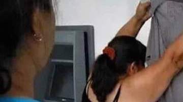 Mujer cubre con un suéter a su acompañante.