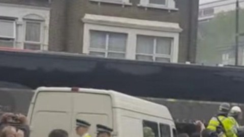 La agresión al bus de los 'red devils' fue constante.