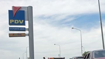 Muchos culpan al gobierno de los problemas de gasolina, pero el oficialismo dice que la escasez es por el contrabando.