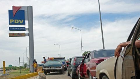 Muchos culpan al gobierno de los problemas de gasolina, pero el oficialismo dice que la escasez es por el contrabando.