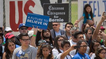 Bernie Sanders hizo campaña esta semana en el Este de Los Angeles, donde lo recibieron seguidores latinos. Pero Sanders no logró que Clinton aceptara un debate en California.