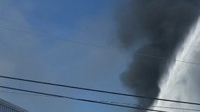 El incendio obligó a evacuaciones y cierre de escuelas en Houston.