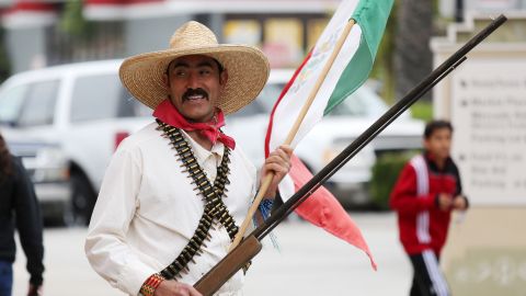 Un hombre viste como un "revolucionario" durante una celebración en Lynwood hace unos años. /ARCHIVO