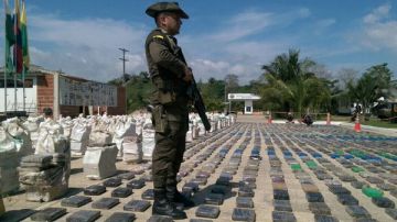 Un miembro de la Policía de Colombia custodia el cargamento de droga incautado, considerado el más grande de la historia de Colombia.