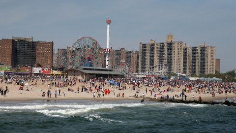 La playa de Coney Island, en Brooklyn, es una de las más populares de la ciudad.