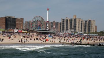 La playa de Coney Island, en Brooklyn, es una de las más populares de la ciudad.