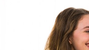 Es vital que las mamás tengan con sus hijas ciertas conversaciones —de mujer a mujer— que les inculcan los valores que dirigirán sus vidas para siempre.