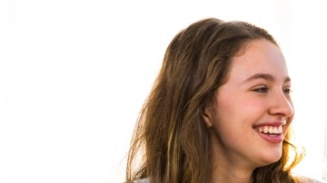 Es vital que las mamás tengan con sus hijas ciertas conversaciones —de mujer a mujer— que les inculcan los valores que dirigirán sus vidas para siempre.