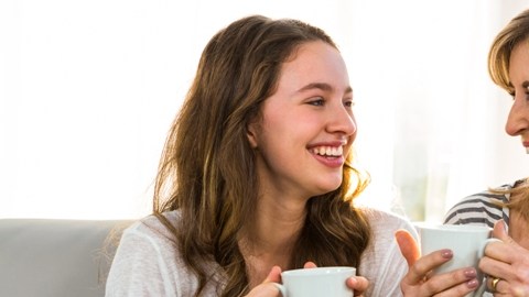 Es vital que las mamás tengan con sus hijas ciertas conversaciones —de mujer a mujer— que les inculcan los valores que dirigirán sus vidas para siempre.