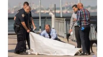Momentos en que las autoridades cubrían el cuerpo en el Pier Valentino