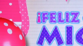 Michelle posa junto a sus papis.