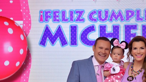 Michelle posa junto a sus papis.