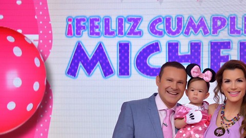 Michelle posa junto a sus papis.