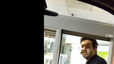 El mánager del restaurante de comida rápido 'Del Taco' localizado en Phoenix, Arizona acabó despedido por su comportamiento irrespetuoso.