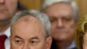 Dilma Rousseff, flanqueada por sus simpatizantes, se dirige a la nación desde el Palacio de Planalto.