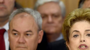 Dilma Rousseff, flanqueada por sus simpatizantes, se dirige a la nación desde el Palacio de Planalto.