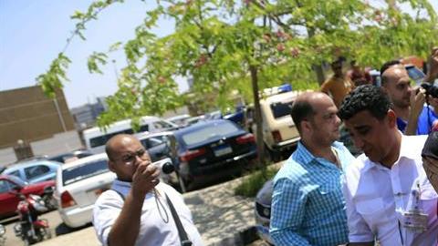 Familiares de los pasajeros del avión desaparecido lloran ante la incertidumbre.